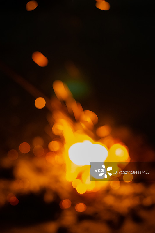 中国传统习俗民族文化拍摄主题，春节新年元宵节端午节清明节传统节日烧黄纸元宝，户外夜晚无人图像摄影图片素材