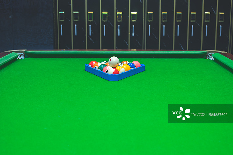中国业余生活休闲娱乐拍摄主题，打台球的台球桌桌球用盒子摆球，室内无人图像摄影图片素材