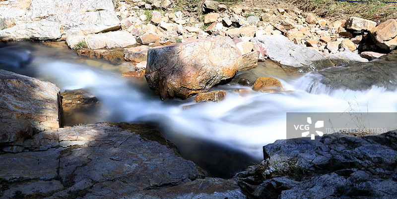 福建仙游，天马村石门峡谷溪水瀑布岩石树林图片素材