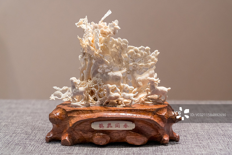 骨雕鹿鹤同春摆件图片素材