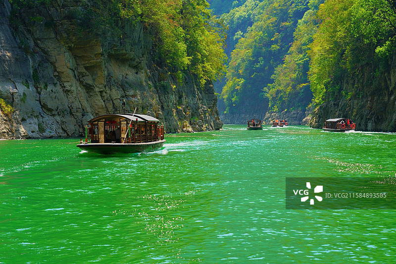 秀丽滴翠峡  船至夏犹春图片素材