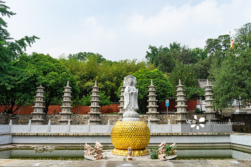 中国山东省泰安市泰山旅游风景区著名景点，普照寺寺庙池塘里的观音菩萨，户外白昼无人图像摄影图片素材