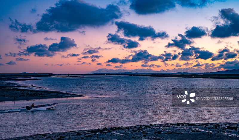 美丽晚霞下出海渔船图片素材