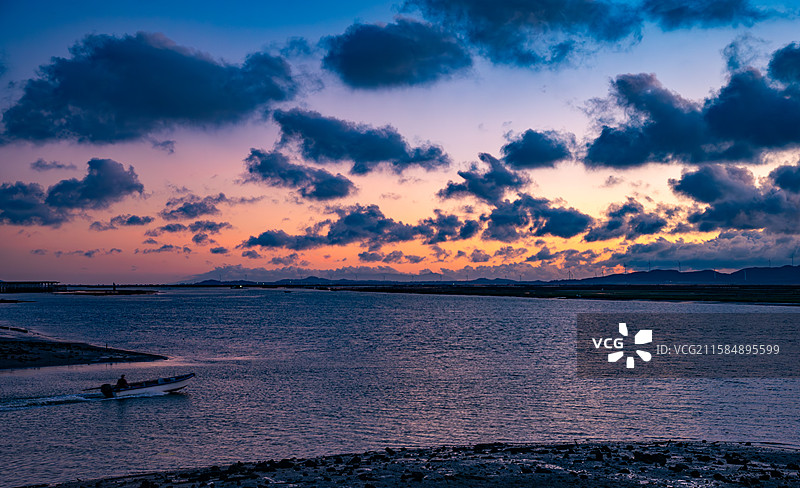 美丽晚霞下出海渔船图片素材