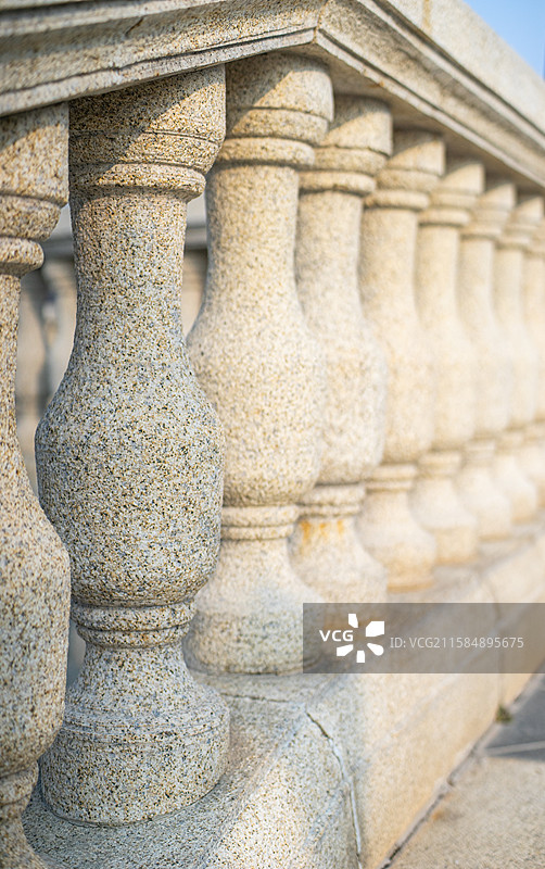 中国城市公园拍摄主题，露台花园里大理石石材欧式复古风格步行道路两侧的柱子，户外白昼无人图像摄影图片素材