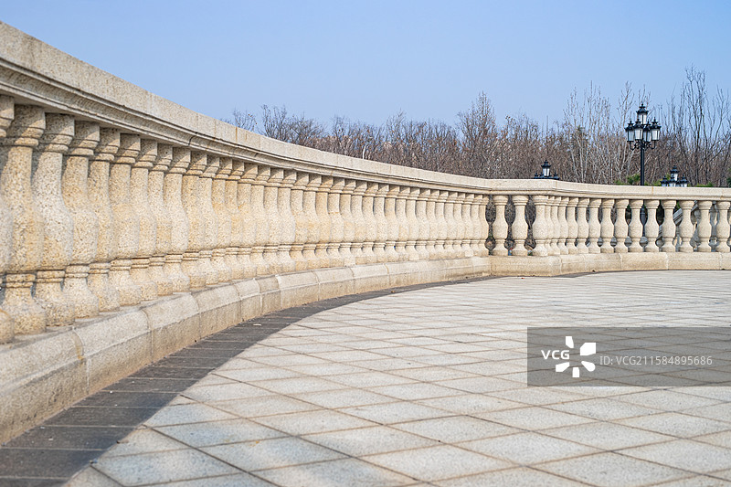 中国城市公园拍摄主题，露台花园里大理石石材欧式复古风格步行道路和大理石地面，户外白昼无人图像摄影图片素材