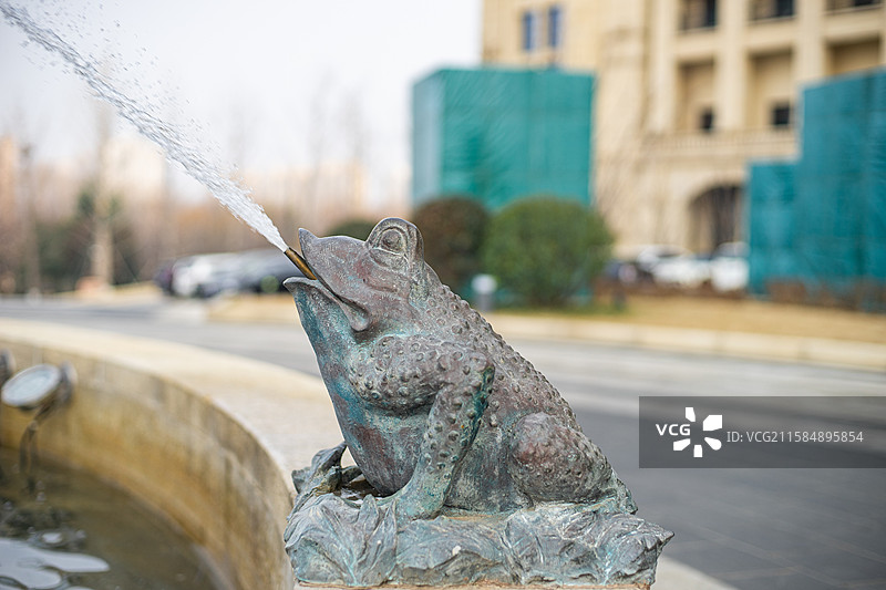 中国城市建设景观设计拍摄主题，喷泉池塘旁边的蟾蜍青蛙喷水吐水雕塑，户外白昼无人图像摄影图片素材