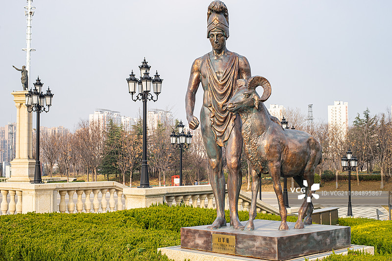 中国露台花园景观设计拍摄主题，欧式风格广场上十二星座白羊座雕像，户外白昼雕像图像摄影图片素材