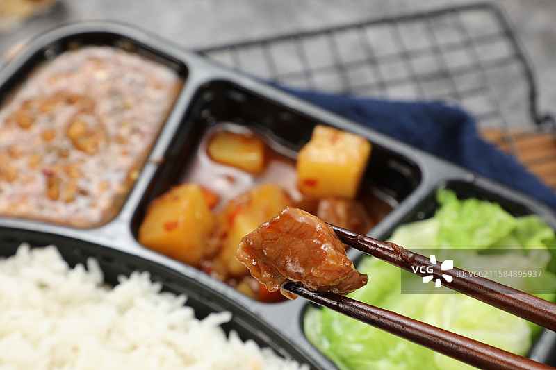 土豆炖牛腩盒饭图片素材