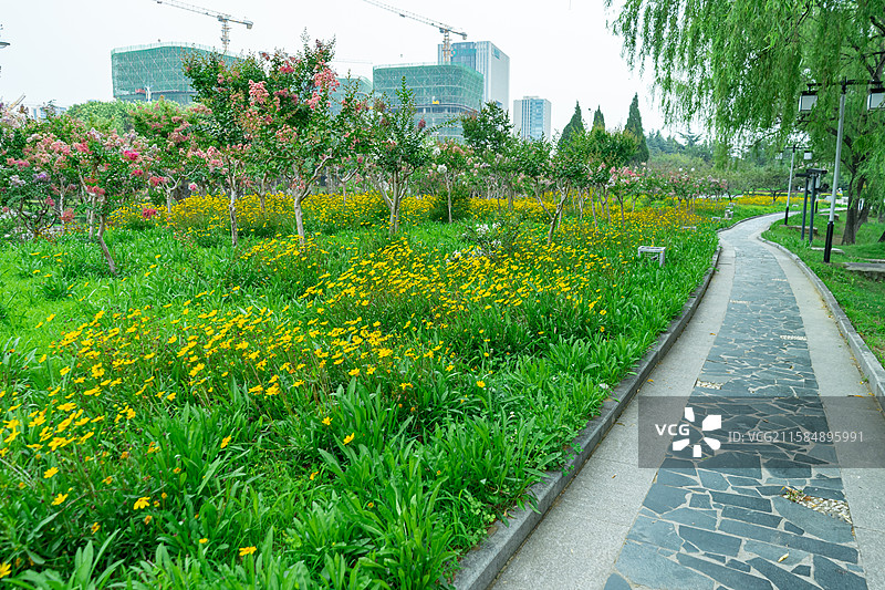 中国城市公园自然风光拍摄主题，中国园林公园花园路，户外白昼无人图像摄影图片素材