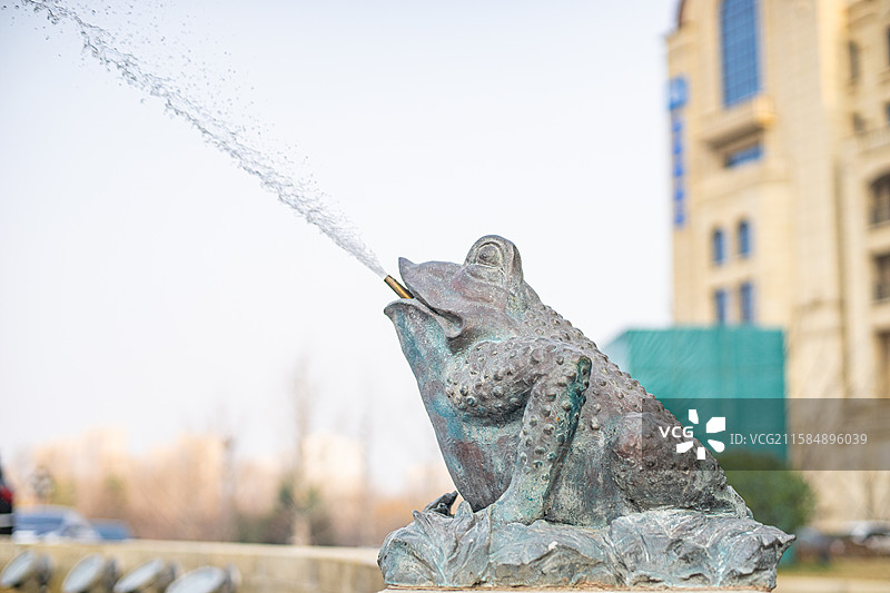 中国城市建设景观设计拍摄主题，喷泉池塘旁边的蟾蜍青蛙喷水吐水雕塑，户外白昼无人图像摄影图片素材