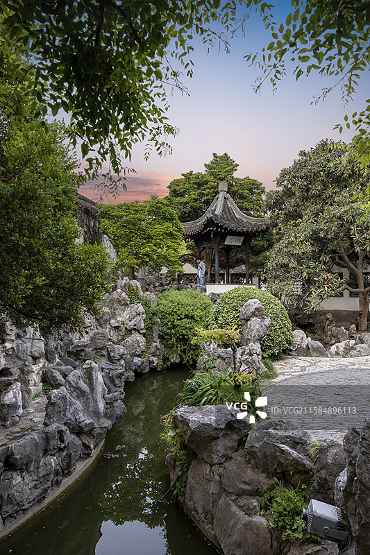 扬州何园亭台楼阁与假山叠石图片素材