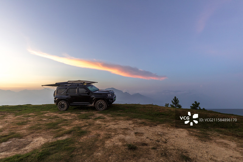福建草山，一辆汽车停在山顶观景图片素材