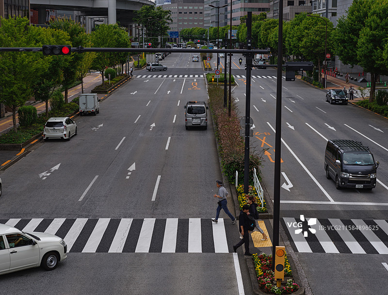 东京斑马线上行色匆匆的人们图片素材
