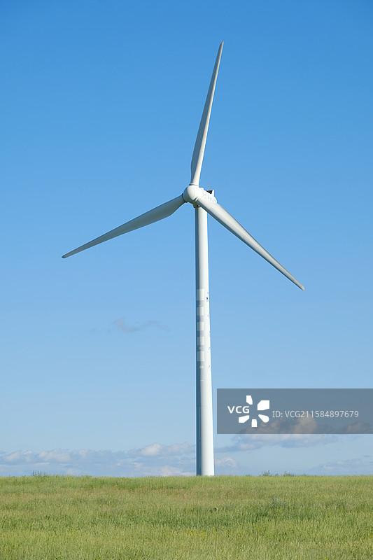 锡林郭勒草原上的风力发电机图片素材