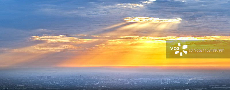 2025·成都晨韵：橙光绿野映新城图片素材