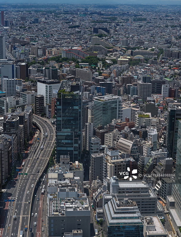 俯瞰东京都市圈高密度建筑群摩天大楼城市天际线图片素材