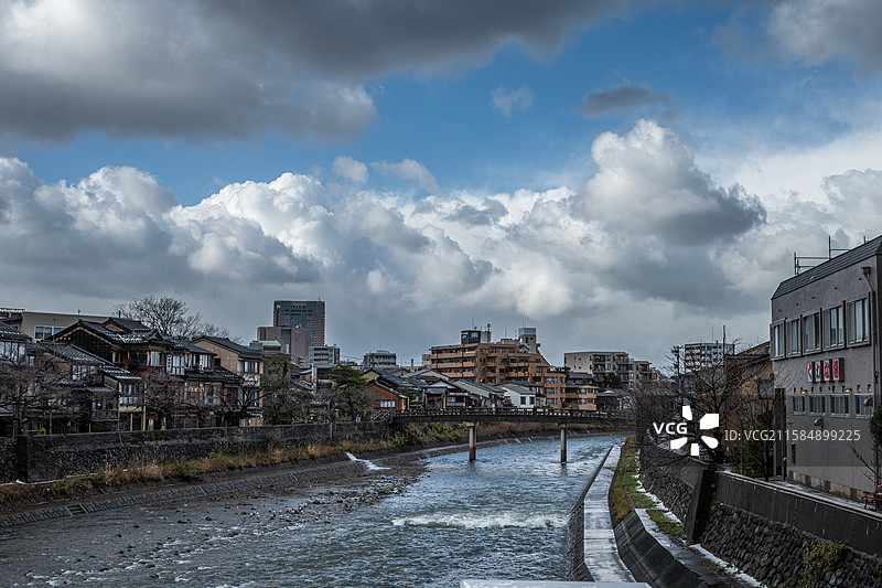 浅野川畔的金泽街景与蓝天白云图片素材