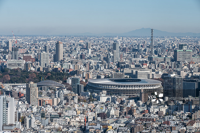东京新国立竞技场与城市天际线俯瞰图图片素材
