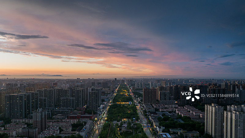 航拍西安城市幸福林带晚霞夜景图片素材