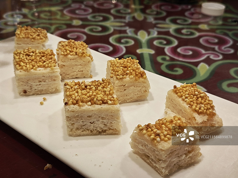由高粱炒米和奶皮子制作的内蒙美食 蒙古冰糕图片素材