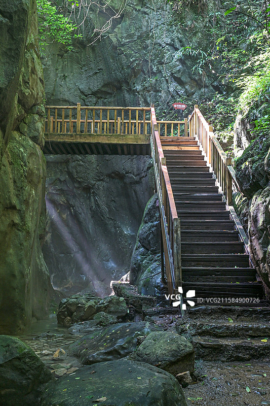 湖北南漳县翡翠峡峡谷光影下通往山谷的阶梯图片素材