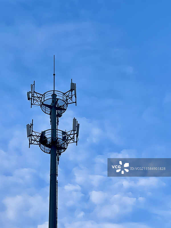 蓝天白云下的通信信号塔科技改变生活图片素材