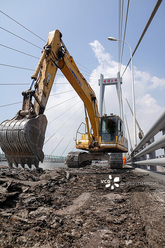 黄埔大桥钢桥面路面养护施工作业挖掘图片素材
