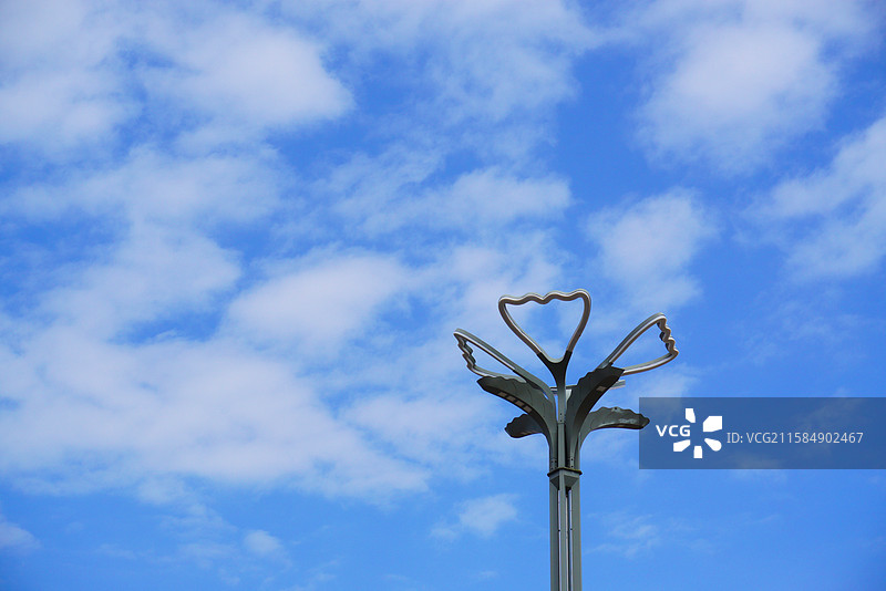 户外蓝天下心形造型的路灯图片素材