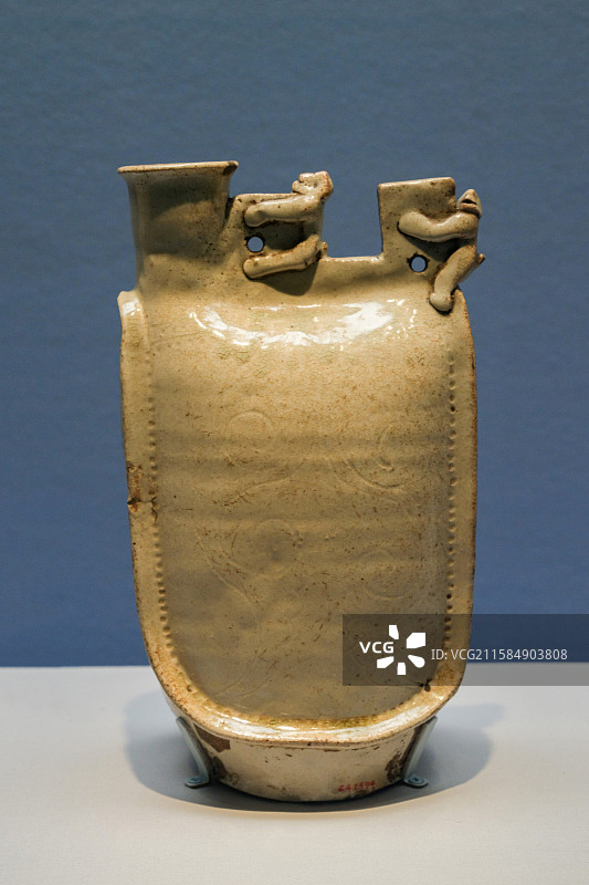 白釉塑贴双猴划花鸡冠壶 辽朝 中国国家博物馆“中国古代瓷器展”图片素材