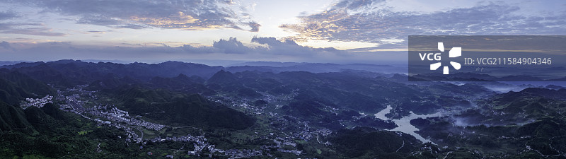 贵州 遵义市 桐梓县 九坝 岩溶地貌 朝霞 日出 避暑圣地 风景 航拍视角图片素材