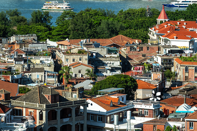 厦门鼓浪屿景致风光：错落有致的红顶民居与海景图片素材