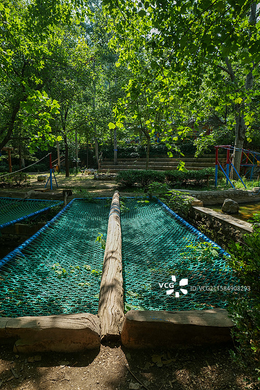 山东济南金象山乐园独木桥图片素材