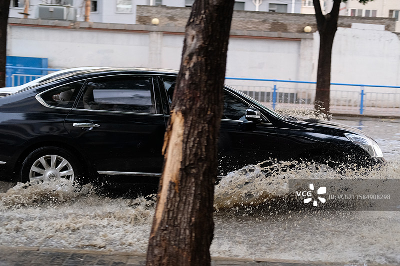 城市暴雨后道路积水。街道排污行人交通不畅。石家庄看海图片素材