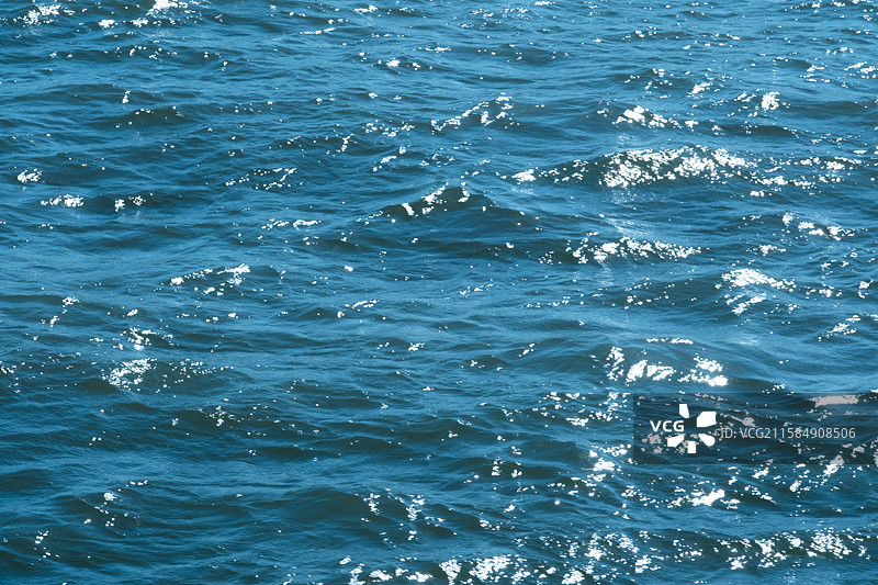 海洋动态景观：海浪与波光图片素材
