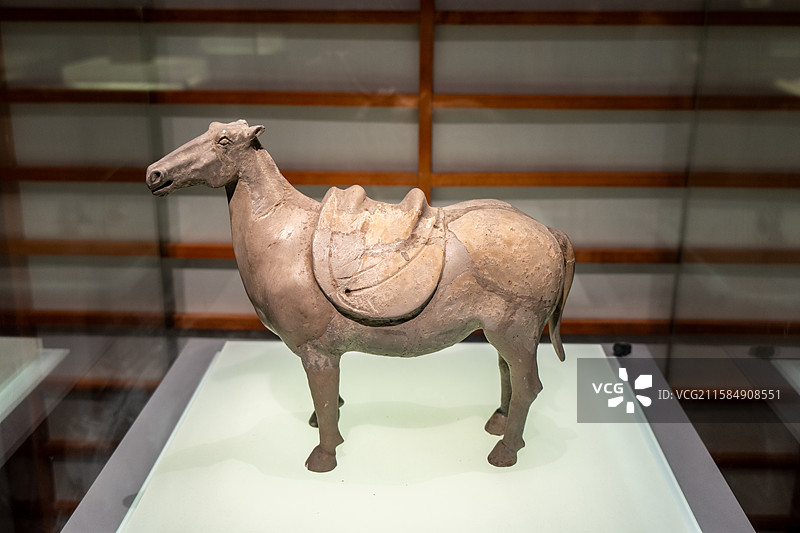 南京博物院的唐代文物，有长沙窑彩绘壶、陶马，还有大量唐代陶瓷器具（碗、罐等 ）。长沙窑壶体现唐代彩瓷图片素材