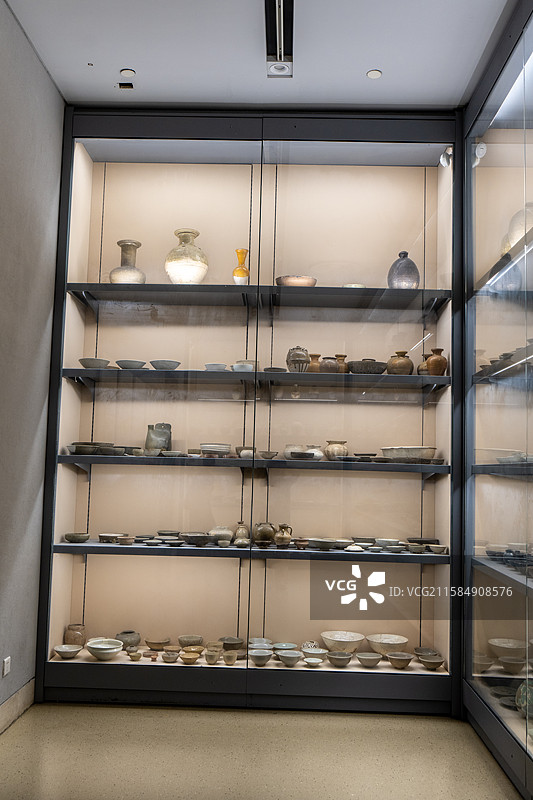 南京博物院的唐代文物，有长沙窑彩绘壶、陶马，还有大量唐代陶瓷器具（碗、罐等 ）。长沙窑壶体现唐代彩瓷图片素材