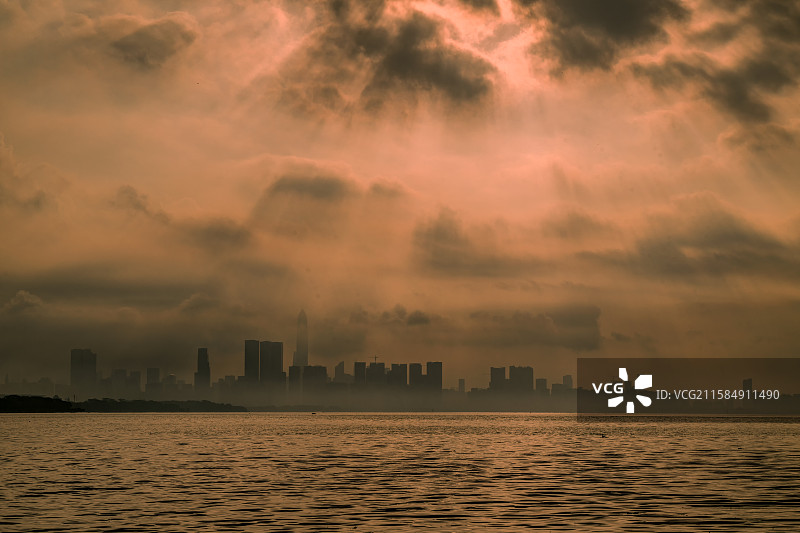 深圳湾早晨的丁达尔光图片素材