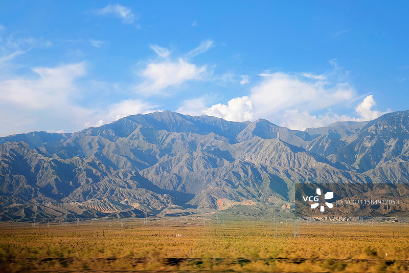 自驾博尔塔拉蒙古自治州精河县，窗外的风景图片素材