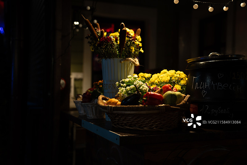 桌上篮子里的蔬菜特写镜头图片素材