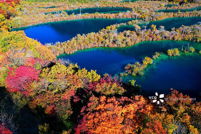 航拍九寨沟迷人的高山湖泊图片素材