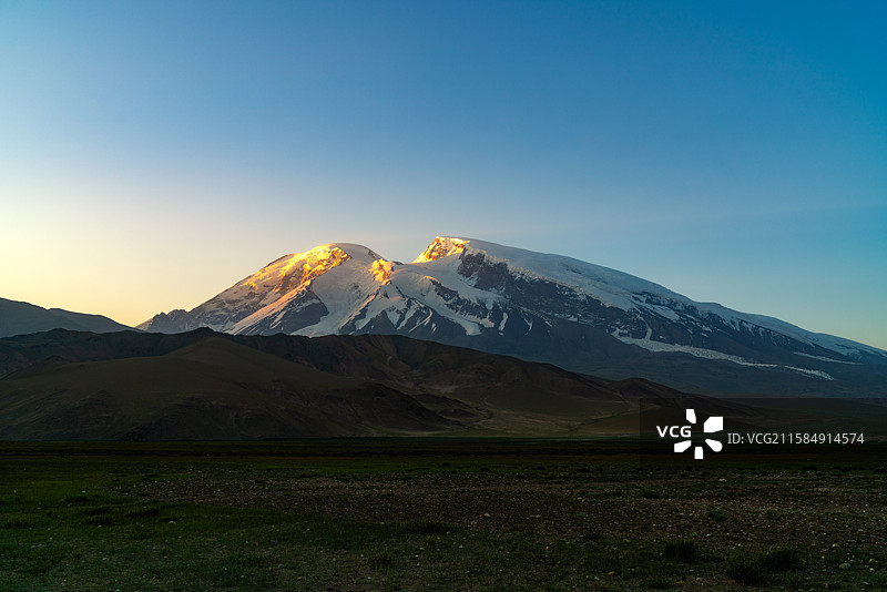慕士塔格峰日照金山——帕米尔高原雪山晨光图片素材