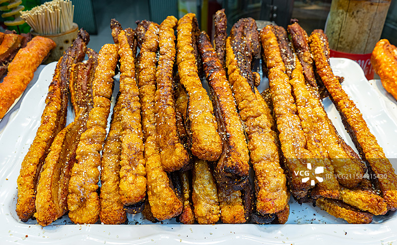 中国餐饮行业饮食产业，传统经典中国食品，美食拍摄主题烤脆皮五花肉，室内无人图像摄影图片素材