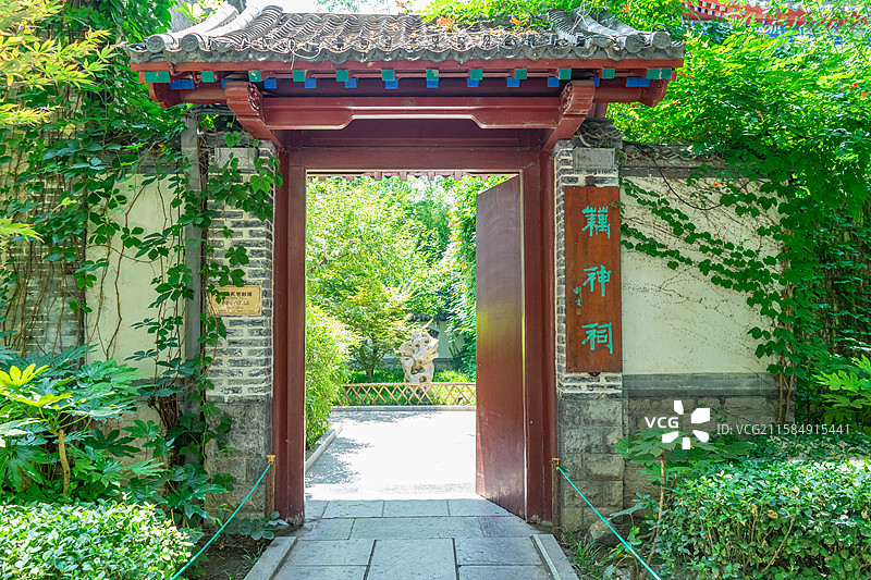 中国5A级旅游景区拍摄主题，山东省济南市大明湖公园园林，藕神祠入口大门，户外白昼无人图像摄影图片素材