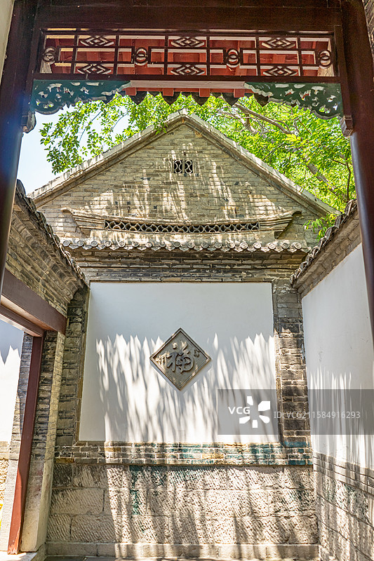 中国5A级旅游景区拍摄主题，山东济南大明湖公园园林，老舍纪念馆大门入口和照壁福字，户外白昼无人图像摄图片素材