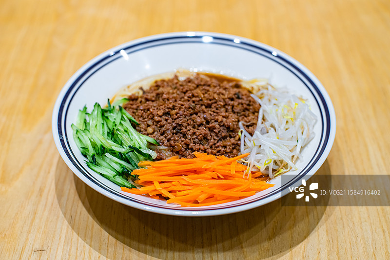 中国饮食产业拍摄主题，餐桌上一碗老北京炸酱面面条食物和胡萝卜丝黄瓜丝豆芽菜码，室内无人图像摄影图片素材