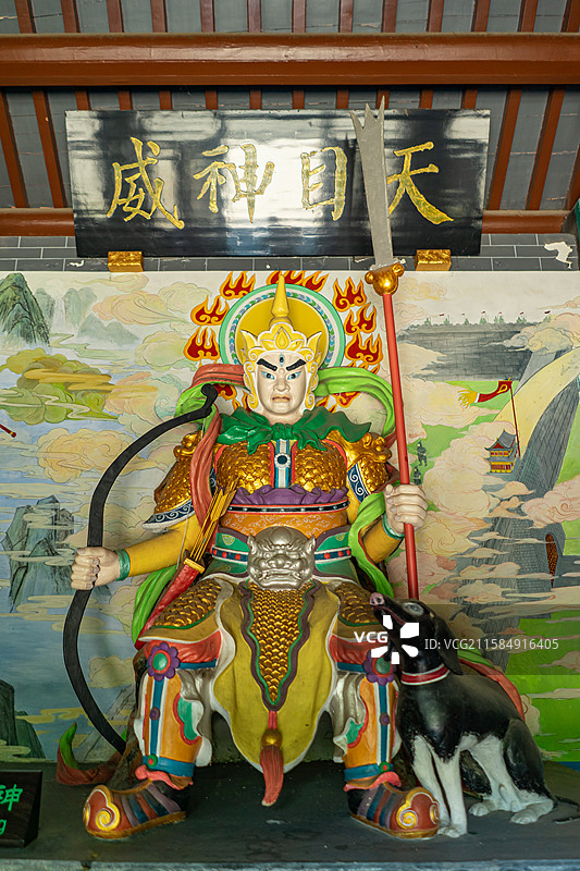 中国山东省济南市大明湖公园，二郎庙天目神威神话人物二郎神杨戬哮天犬两侧梅山六杰武将，室内无人图像摄影图片素材