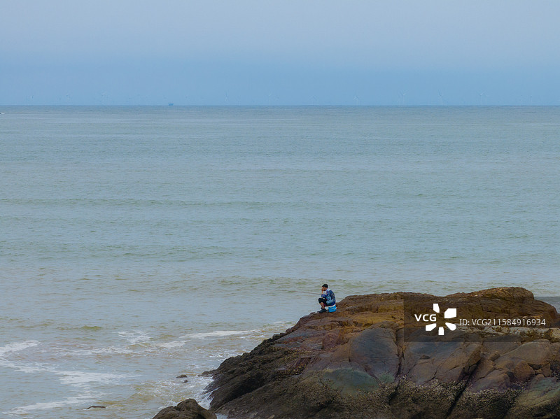 航拍阳江市东平镇海边垂钓的人图片素材