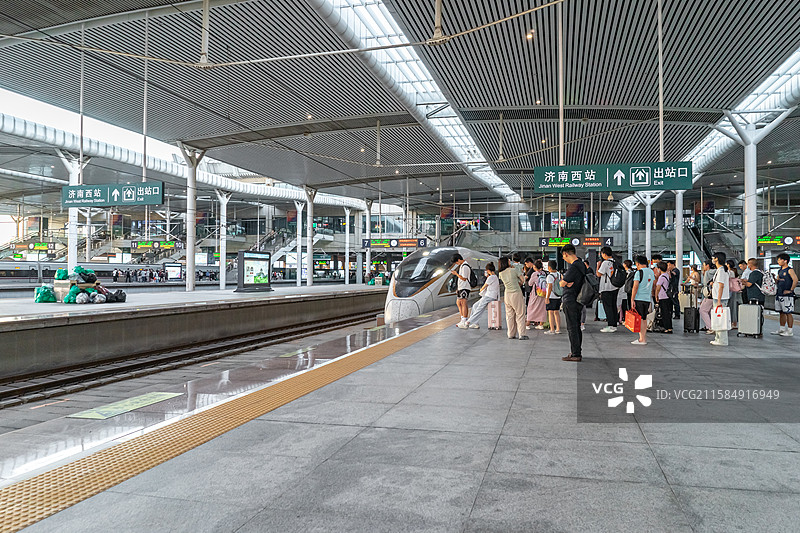 中国公共交通拍摄主题，火车道车轨上的和谐号高速铁路高铁火车车头特写，户外白昼无人图像摄影图片素材