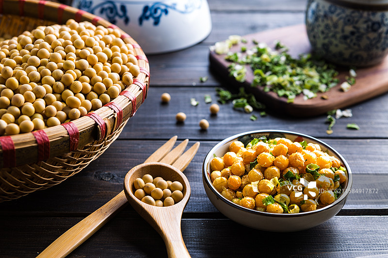 中式背景下的袋装螺蛳粉图片素材